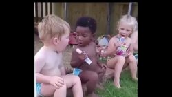 3 kleine kinder beim eis essen