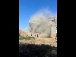 Abbruch mit Stahlseil und Bagger geht schief abbruch mit stahlseil und bagger