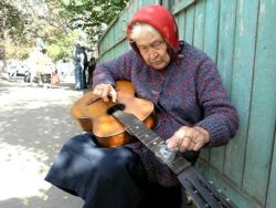 Alte Frau spielt einen Blues auf der Gitarre alte frau spielt einen blues auf