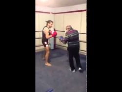 alter mann haut boxer um