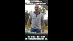 alter mann schlaegt autoscheibe