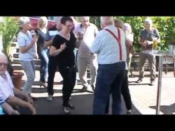 alter mann tanzt mit rollator