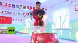 Anstrengende Workouts der Kinder in chinesischer Kampfsportschule anstrengende workouts der kinder