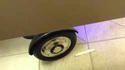auf dem hoverboard auf toilette