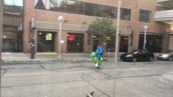 auf einem dino zur arbeit reiten