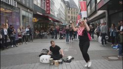 auf muelleimern schlagzeug spiel