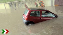 auto auf ueberschwemmter strasse