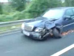 Auto fährt auf der Alufelge nach Hause auf der Autobahn auto faehrt auf der alufelge nac