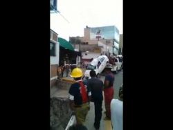 auto von abhang bergen