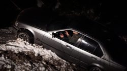 auto wird aus einem graben gezog