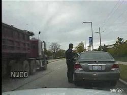 Autofahrer fährt im Rückwärtsgang in das Polizeiauto autofahrer faehrt im rueckwaerts