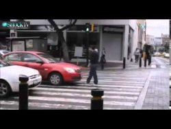 autofahrer haelt auf dem zebrast