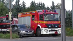 autofahrerin haelt sich die ohre