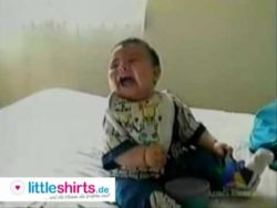 Baby muss so sehr lachen das es umfällt baby muss so sehr lachen das es