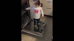 baby schimpft mit mama in der ku