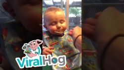 baby schlaeft beim fuettern ein