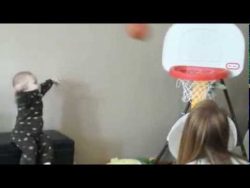 baby wirft sechs koerbe nach ein