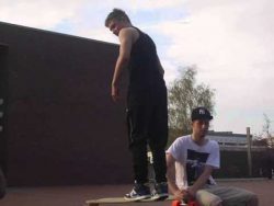 Backflip mit einem Bier in der Hand machen