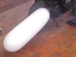 ballon auf dem auspuff vom rolle