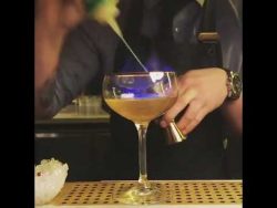 barkeeper bei der arbeit