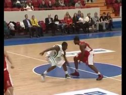 basketballtrainer spielt mit