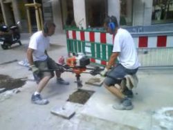 Bauarbeiter haben Spaß bei der Arbeit bauarbeiter haben spass bei der