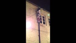 besoffen regenrohr hochklettern