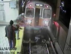 Betrunkene Frau fällt unter U Bahn betrunkene frau faellt unter u b