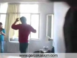 betrunkener faellt aus dem fenst