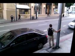 betrunkener kuesst eine strassen