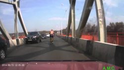 betrunkener mann auf dem fahrrad