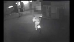 Betrunkener Mann gegen Schranke betrunkener mann gegen schranke