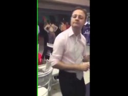 Betrunkener Mann vesucht zu singen betrunkener mann vesucht zu sing