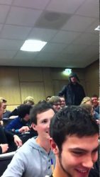 Betrunkener Student stört Vorlesung betrunkener student stoert vorle 1