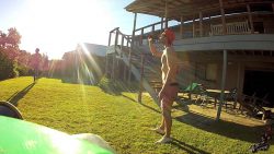 bierflasche mit frisbee gegensei