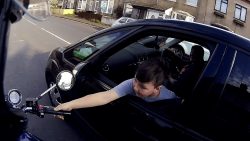 biker laesst kind den motor aufh