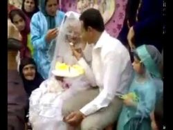 Bräutigam ohrfeigt Braut während der Hochzeit braeutigam ohrfeigt braut waehre