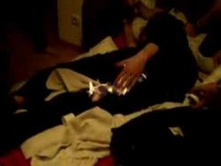 Brennender Hintern bei einer Party brennender hintern bei einer par