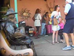 bronze statue erschreckt mutter