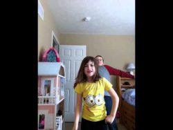 bruder aergert schwester beim ta