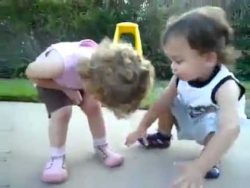 bruder troestet seine kleine sch