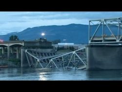 bruecke bricht unter lkw zusamme