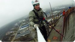 bungee sprung im kuehlturm eines