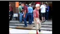 coole opas tanzen zur techno mus