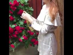 dame oeffnet sekt und erlebt ein