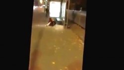 Dame rennt gegen Scheibe dame rennt gegen scheibe