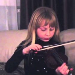 damit hat die kleine geigenspiel