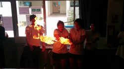 Das Feuer einfach mal weiter geben im Chemieunterricht das feuer einfach mal weiter geb