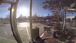 Das gläserne und verspiegelte öffentliche WC das glaeserne und verspiegelte o