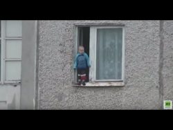 Der Junge hatte an diesem Tag einen Schutzengel der junge hatte an diesem tag ei